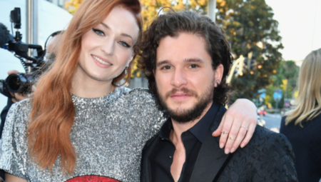 Game of Thrones yıldızları yeni sinemada öpüşmek zorunda kaldı!