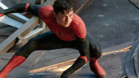 Tom Holland’dan heyecanlandıran paylaşım: ‘Spider-Man setinden birinci kareler!