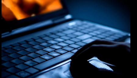 Uzmanlardan İhtar: Çocuklar porno yaş doğrulamasını aşabilir