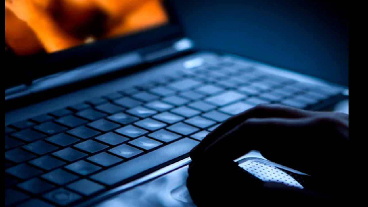Uzmanlardan İhtar: Çocuklar porno yaş doğrulamasını aşabilir