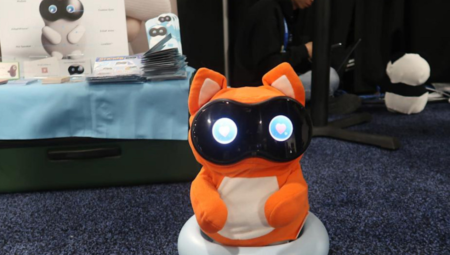 CES 2026’da sevecen AI robotları ilgi çekti