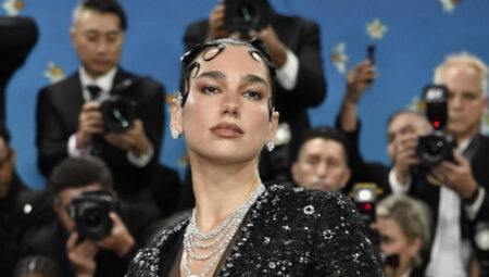 Dua Lipa, Samsung’u 15 milyon dolar için mahkemeye taşıdı