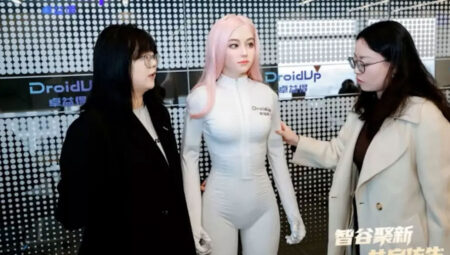 İnsansı robot Moya: İnsan üzere yürüyor, reaksiyon veriyor